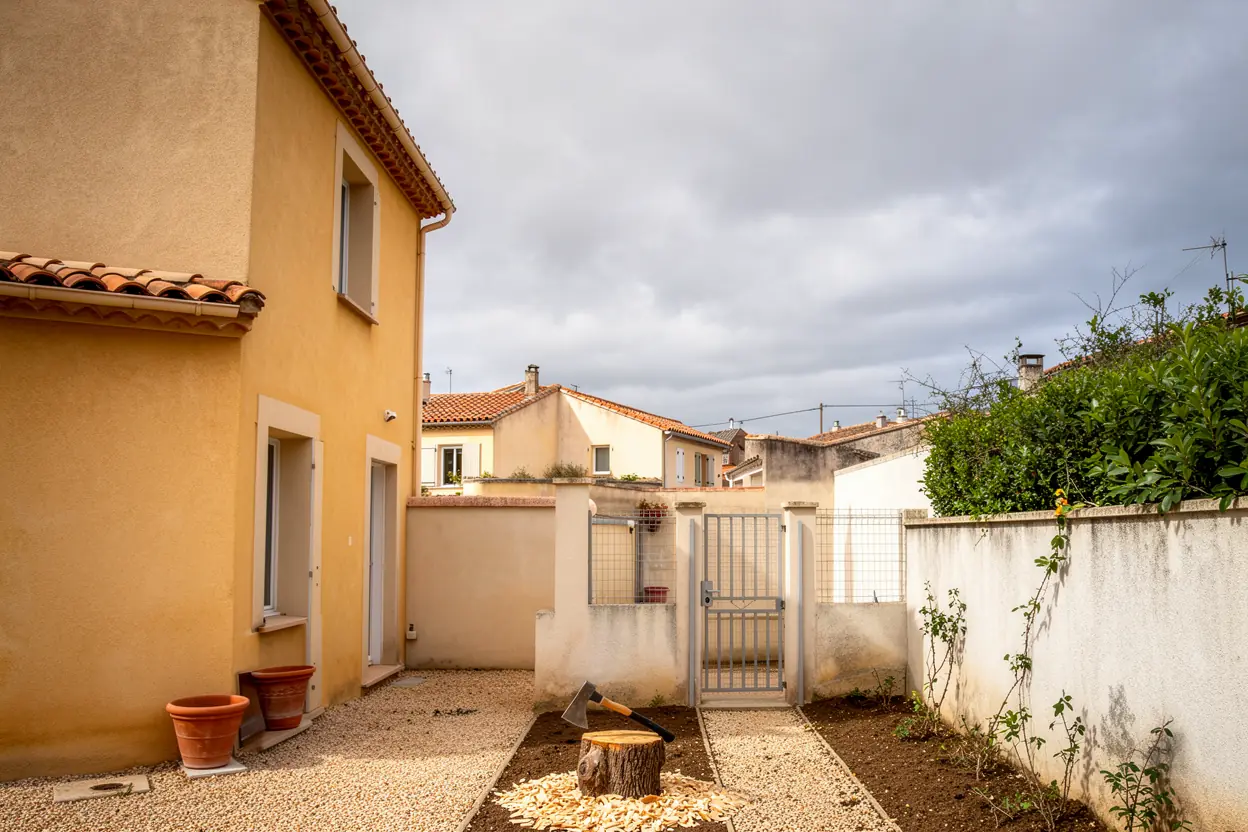 Cour dégagée après abattage à Béziers